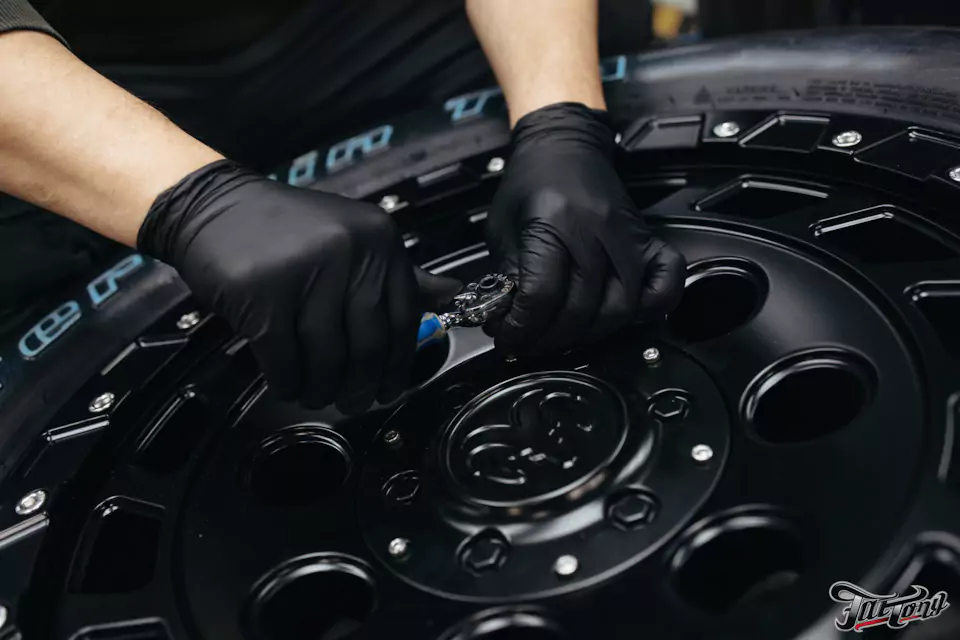 Кованые диски с бедлоками для RAM 1500 и фирменный шиномонтаж на стендах Hunter